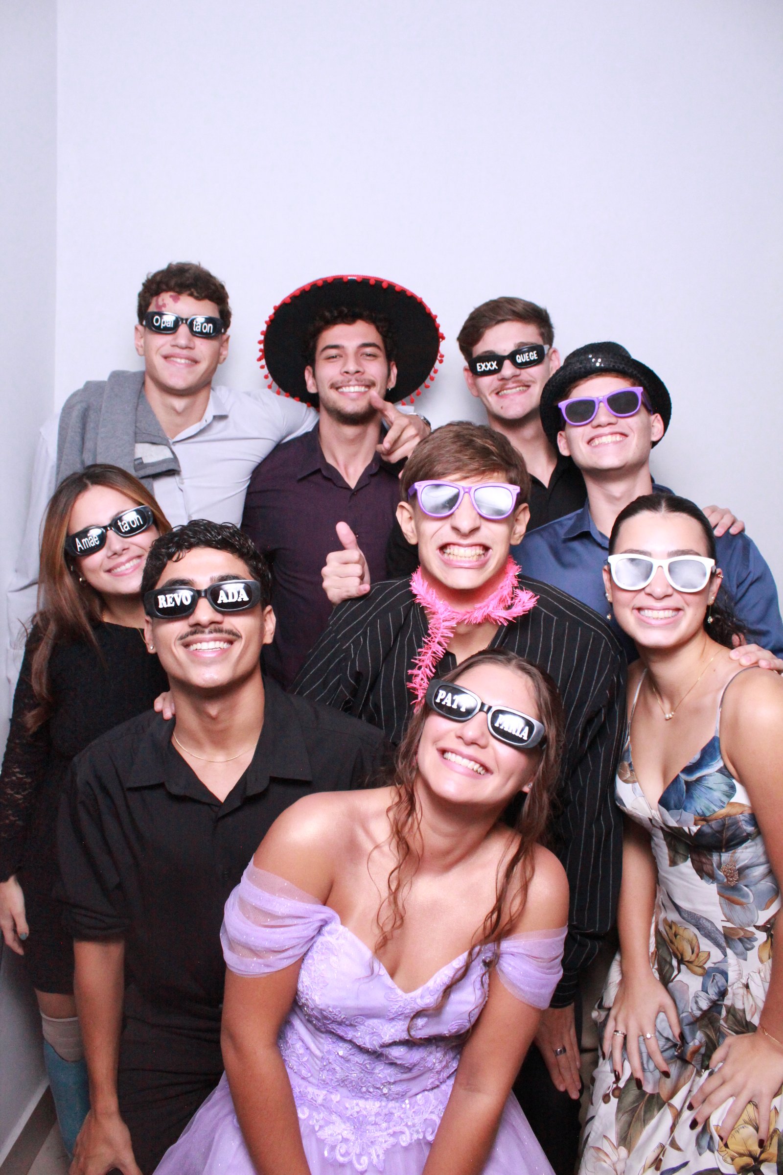 Convidados se divertindo na Max360