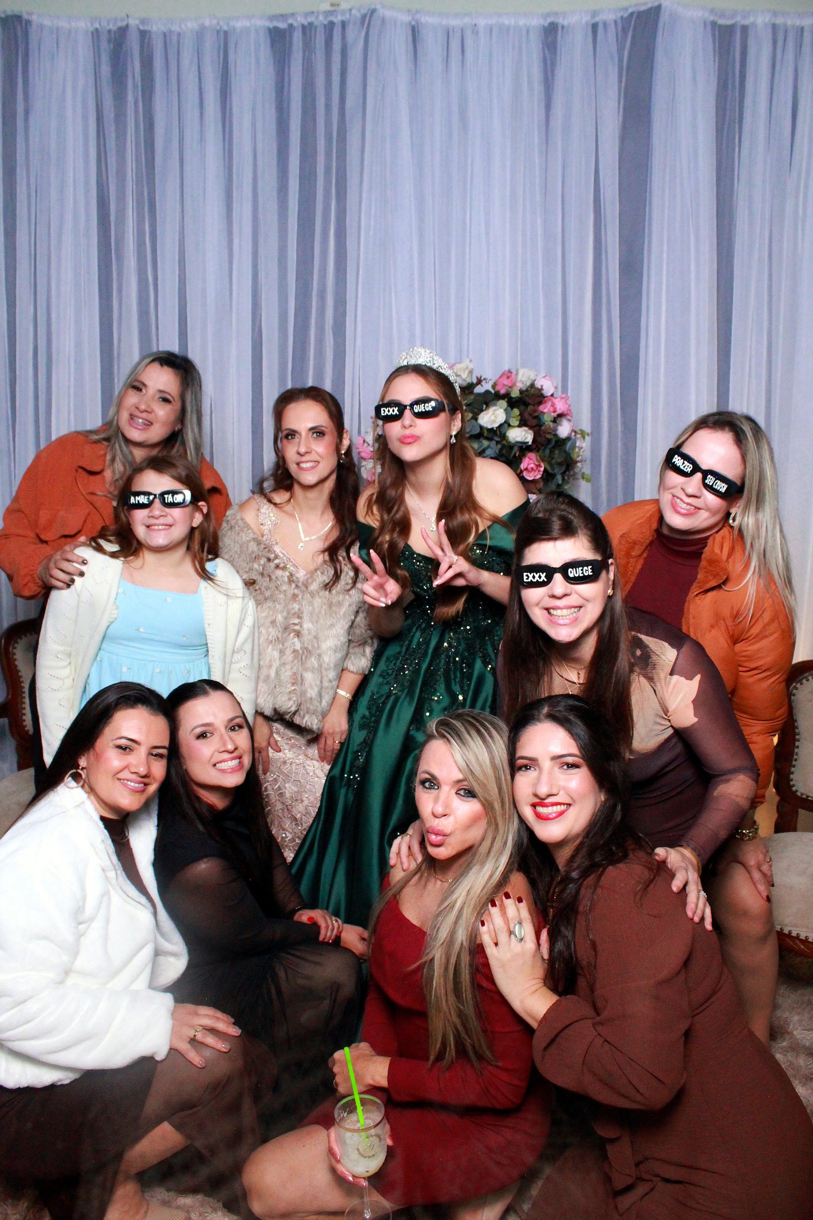 Grupo de convidados se divertindo em evento